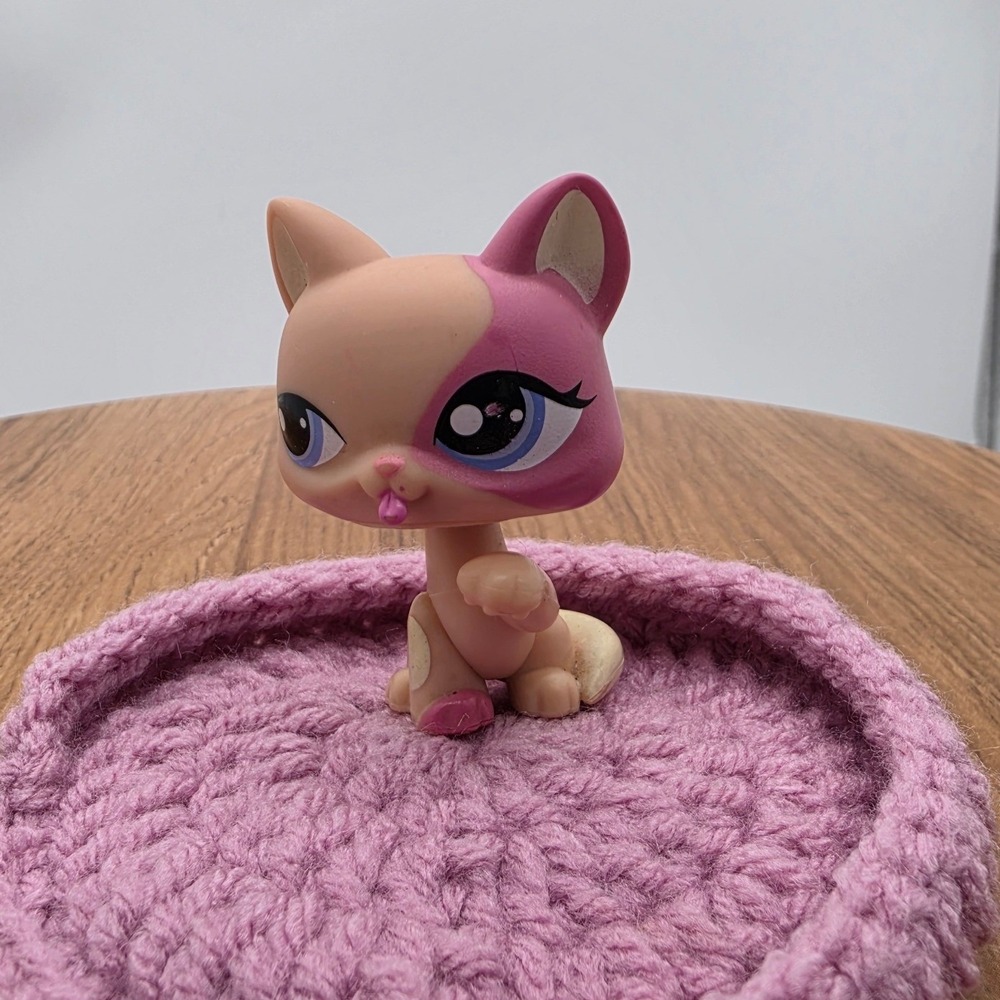 Hasbro Littlest Pet Shop Shorthair Cat 1402 Tan Pink Mask Blue Eyes